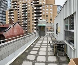 126 Dundas St E in Toronto, ON - Building Photo - Building Photo