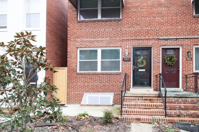601 N West St