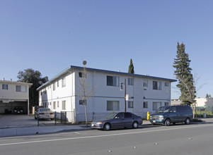 1640 Bay Rd in East Palo Alto, CA - Building Photo - Building Photo