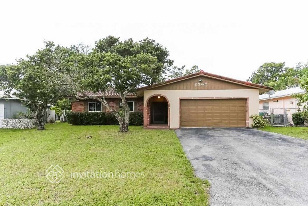 8500 NW 18th Pl in Coral Springs, FL - Foto de edificio
