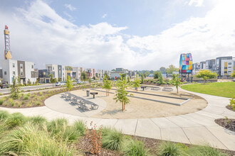 The Flats at the Mill at Broadway in Sacramento, CA - Foto de edificio - Building Photo