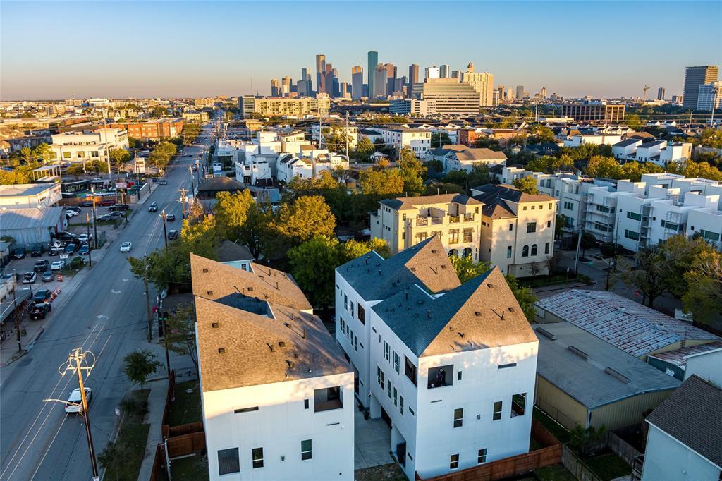 911 Thompson St in Houston, TX - Building Photo