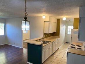 9906 Hundred Oaks Cir, Unit A in Austin, TX - Foto de edificio - Building Photo