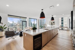 70 Rainey St in Austin, TX - Building Photo