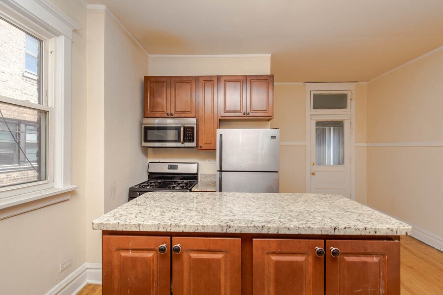 3501 W Fullerton Ave, Unit 3 in Chicago, IL - Building Photo