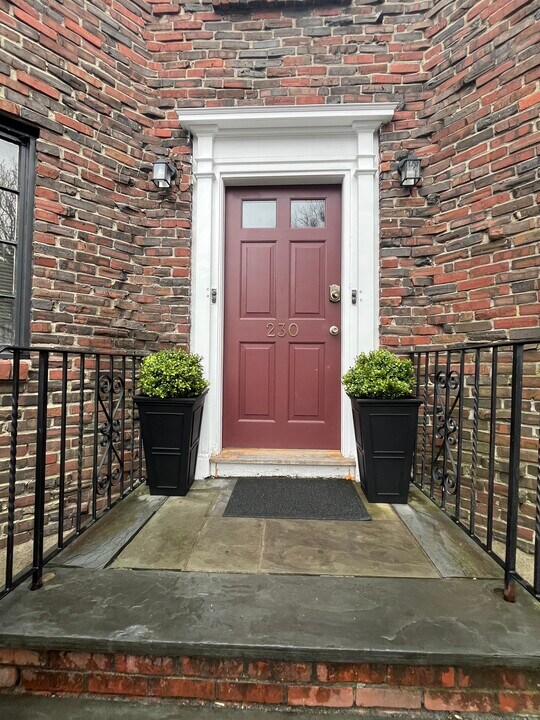 230 Washington St, Unit H in Marblehead, MA - Building Photo