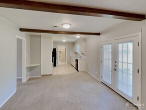 220 Revere Dr in Fort Worth, TX - Foto de edificio - Building Photo