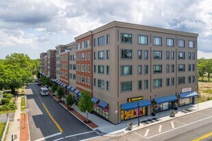 221 E Main St in Riverhead, NY - Building Photo