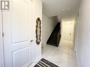 3095 Travertine Dr in Oakville, ON - Building Photo - Building Photo