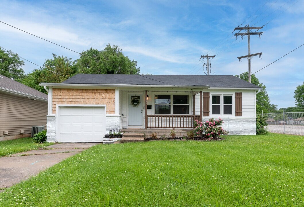 1960 S Fort Ave in Springfield, MO - Building Photo