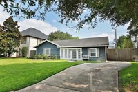 4625 Willow St in Bellaire, TX - Foto de edificio - Building Photo