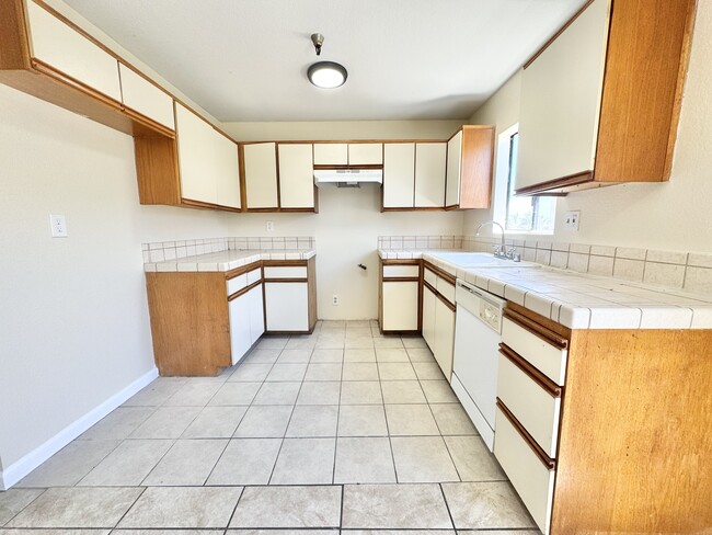 13214 Cordray Ave in Hawthorne, CA - Building Photo - Building Photo