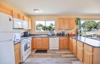 250 SW Homeland Rd in Port St. Lucie, FL - Building Photo