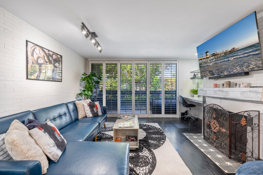 1900 Vine St in Los Angeles, CA - Building Photo