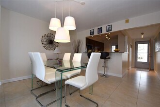 400 Golden Isles Dr in Hallandale Beach, FL - Foto de edificio - Building Photo