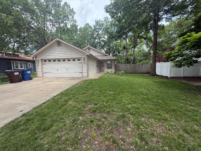 2234 Ohio St in Lawrence, KS - Building Photo - Building Photo