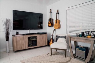 7901 SW 64th Ave in South Miami, FL - Building Photo