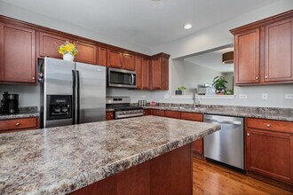 3460 Bradbury Cir in Aurora, IL - Building Photo - Building Photo