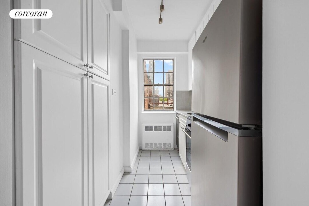 245 E 35th St in New York, NY - Building Photo