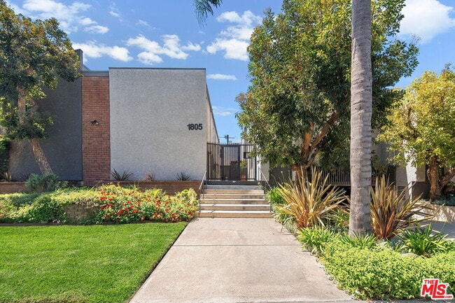 1805 S Barrington Ave in Los Angeles, CA - Building Photo - Building Photo