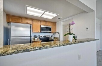 14924 Avenida Venusto in San Diego, CA - Building Photo - Building Photo