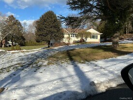 9 Twin Cedar Ln in Northport, NY - Building Photo