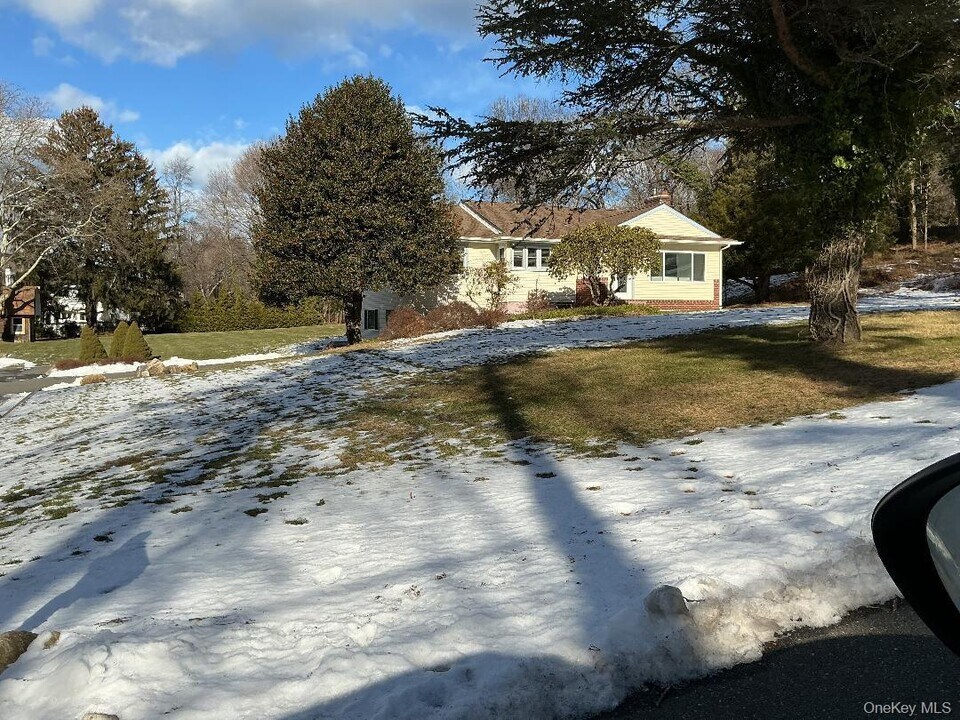 9 Twin Cedar Ln in Northport, NY - Building Photo