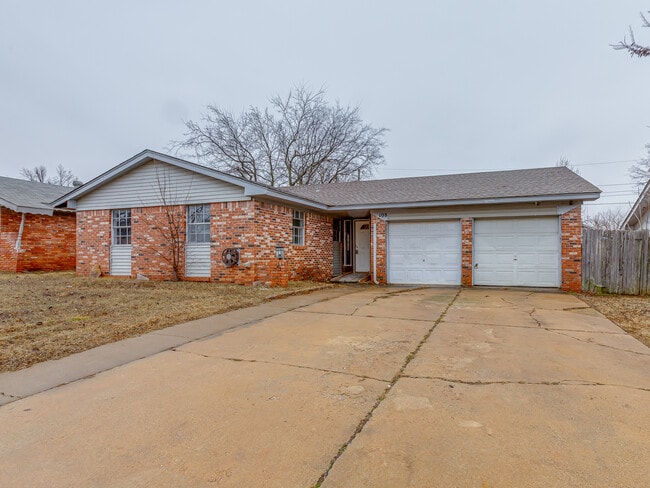 108 Meadowbrook Dr in Moore, OK - Building Photo - Building Photo