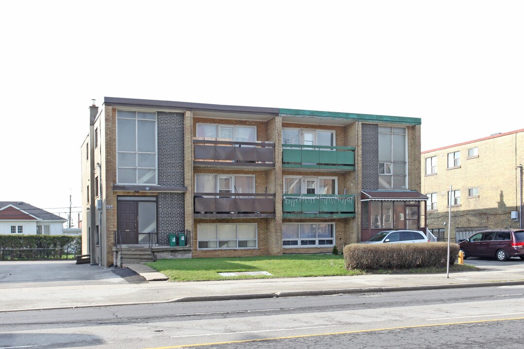 747-749 Lawrence Ave in Toronto, ON - Building Photo