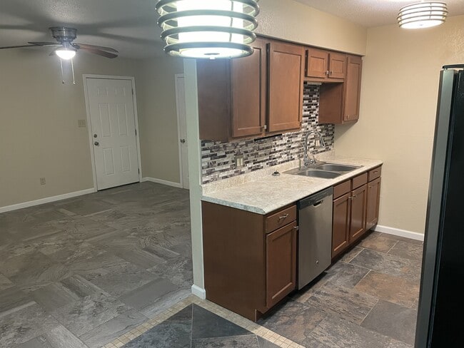 2560 Lisa Dr, Unit 4