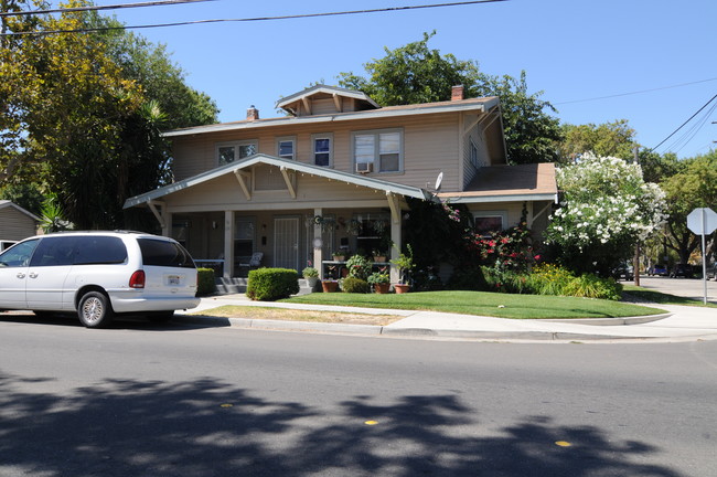 1241-43 45 N Parker Ave in Tracy, CA - Foto de edificio - Building Photo