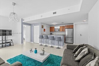 300 S Biscayne Blvd, Unit T-3302 in Miami, FL - Building Photo - Building Photo