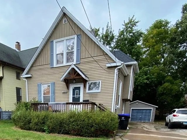1011 1/2 S Center St