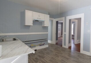 215 Willow St, Unit 2 in Waterbury, CT - Building Photo - Building Photo