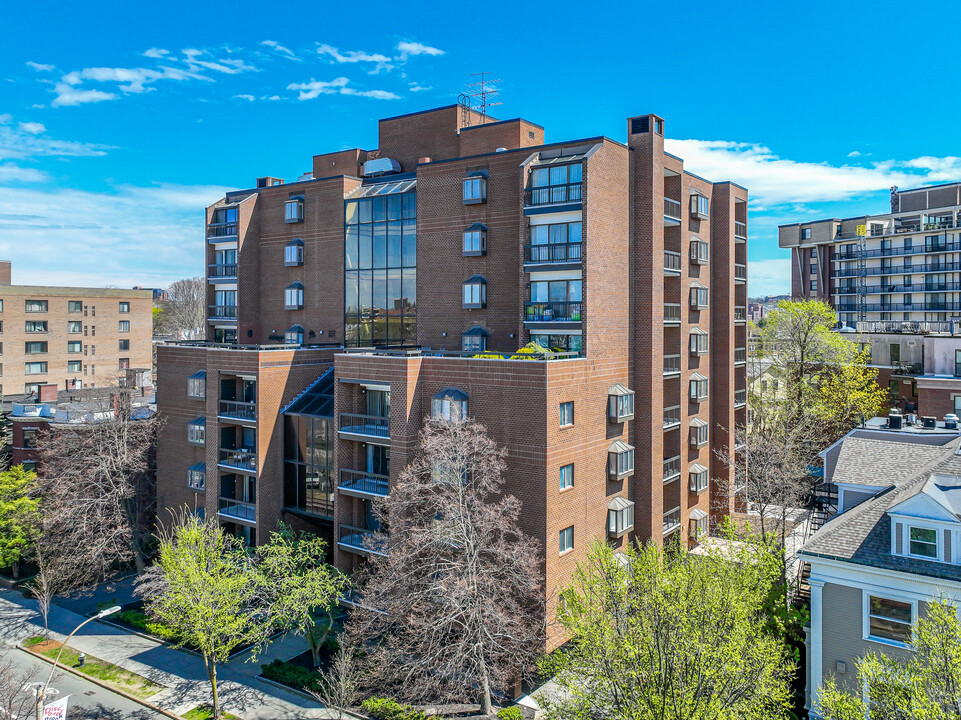 The Atrium Condominiums in Brookline, MA - Foto de edificio