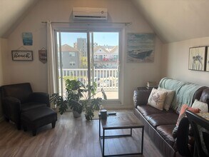 245 E Broadway, Unit Apt 3 in Long Beach, NY - Foto de edificio - Building Photo