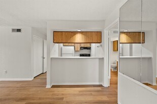 1516 Bay Area Blvd, Unit 1 in Houston, TX - Building Photo