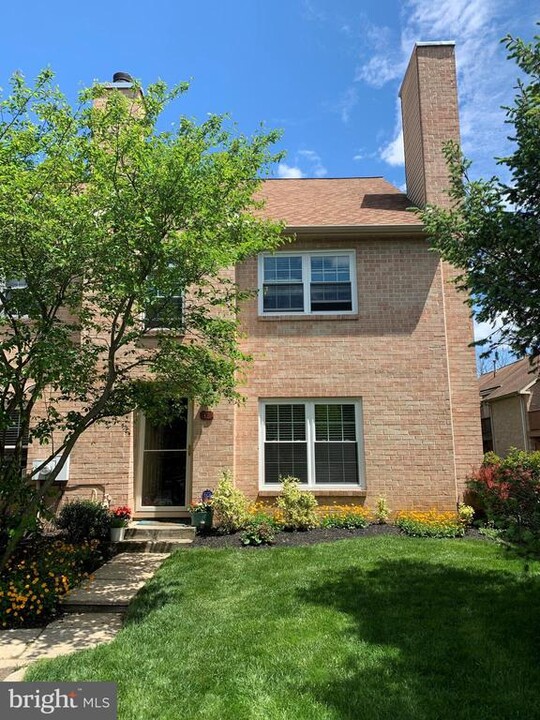 37 Rampart Dr in Chesterbrook, PA - Building Photo