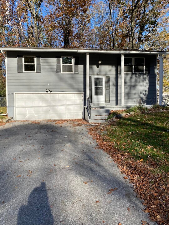 4 Heather Ln in Saratoga Springs, NY - Building Photo