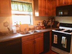 22 S Bow St, Unit 1 in Milford, MA - Building Photo - Building Photo