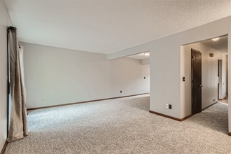 2355 Mailand Ct in Maplewood, MN - Building Photo - Building Photo