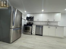 6 Bailey Crescent in Aurora, ON - Building Photo