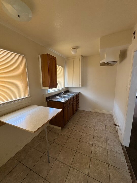 2414 W 39th St in Los Angeles, CA - Building Photo