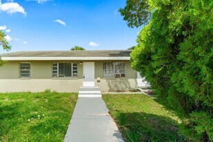 815 Dundas Ct in Fort Pierce, FL - Building Photo