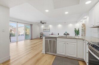 7430 Sunshine Skyway Ln S, Unit 201 in St. Petersburg, FL - Foto de edificio - Building Photo