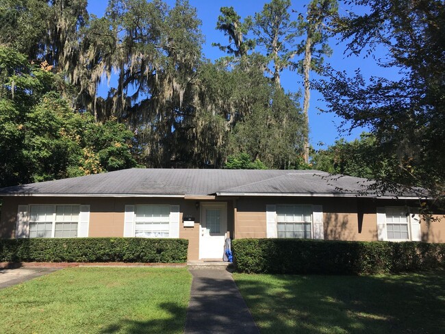 224 NW 13th Ave in Gainesville, FL - Foto de edificio - Building Photo