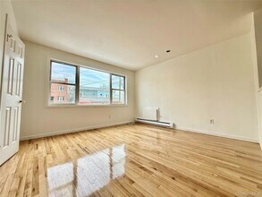 20-14 College Point Blvd, Unit 2Fl in Queens, NY - Building Photo - Building Photo