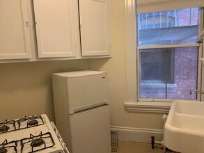 2 Ware St, Unit 202 in Cambridge, MA - Foto de edificio - Building Photo
