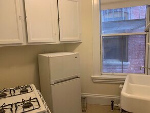 2 Ware St, Unit 202 in Cambridge, MA - Building Photo - Building Photo