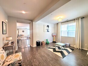 1754 Ragtime Wy in Oceanside, CA - Foto de edificio - Building Photo